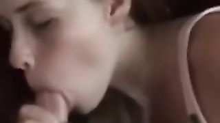 Jeune Nympho Suce La Grosse Bite De Son Cousin Pendant Le Confinement