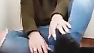 Peruanita mostrando sus pies súper sudados