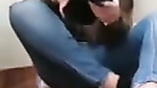 Peruanita mostrando sus pies súper sudados